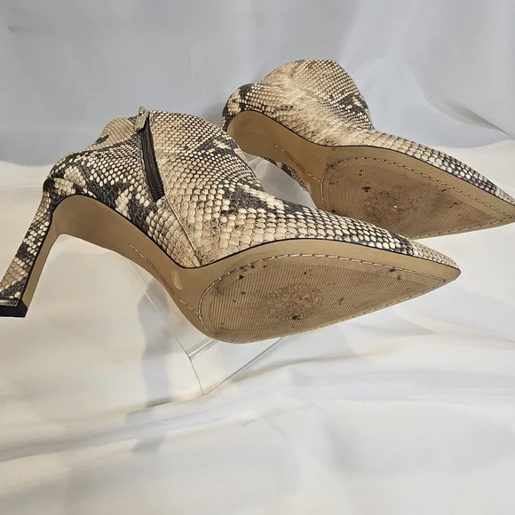 Vince Camuto VC-Sestrind Ankle Bootie - Picture 8 of 9